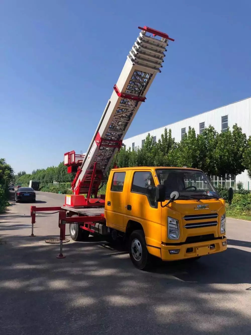 石碌镇附近的云梯车出租服务：轻松解决高空作业需求